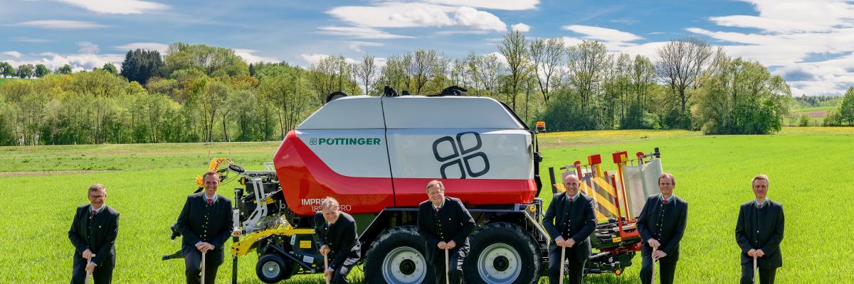 Met ‘de schop in de grond’ van het managementteam werd het officiële startschot gegeven voor de bouw van de nieuwe fabriek.