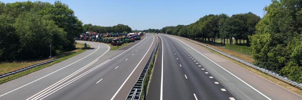Trekkers langs snelweg