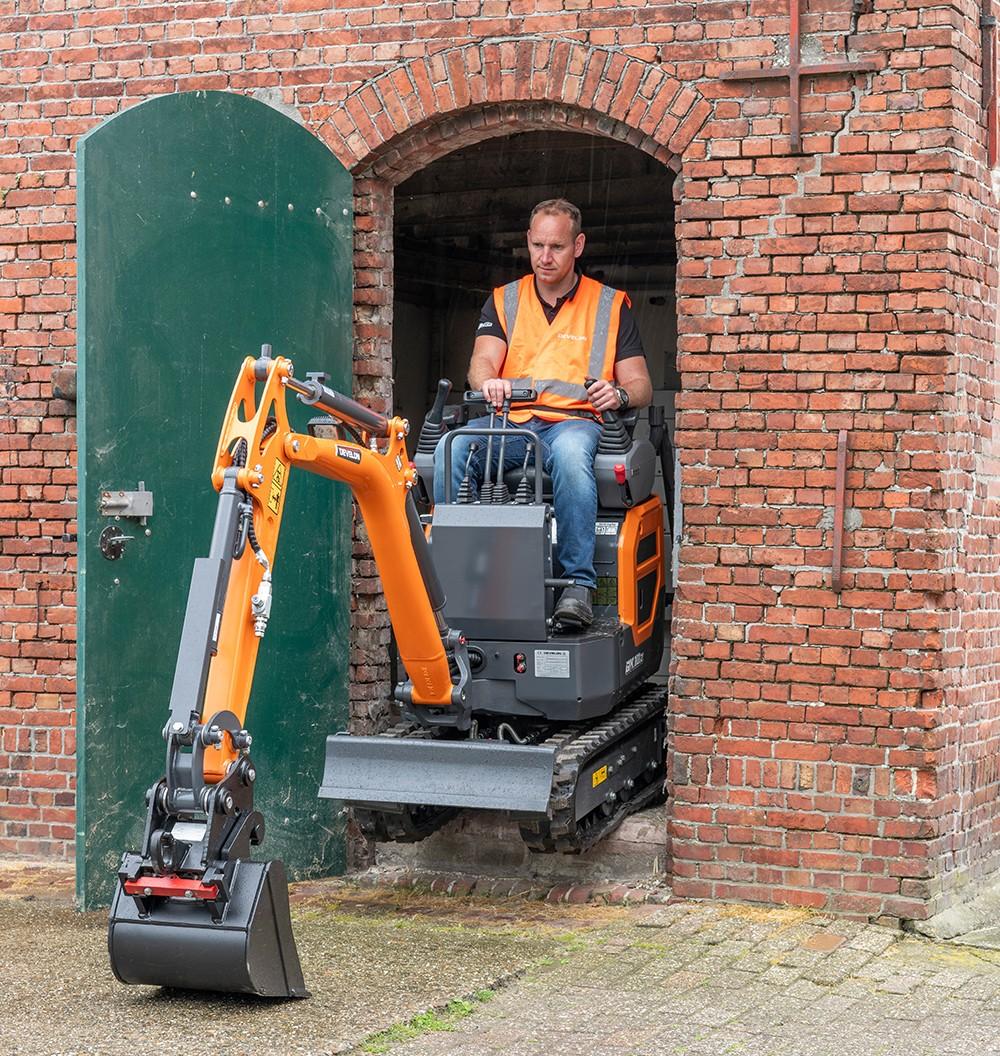 staad minigraafmachine door deur